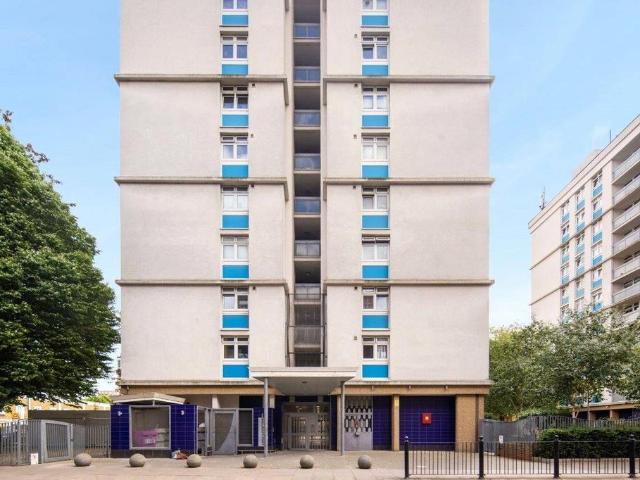 Flat for sale in Bromley-by-Bow, Bow