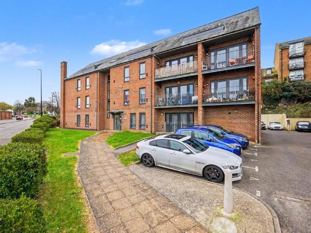 Flat for sale in Brompton, Gillingham