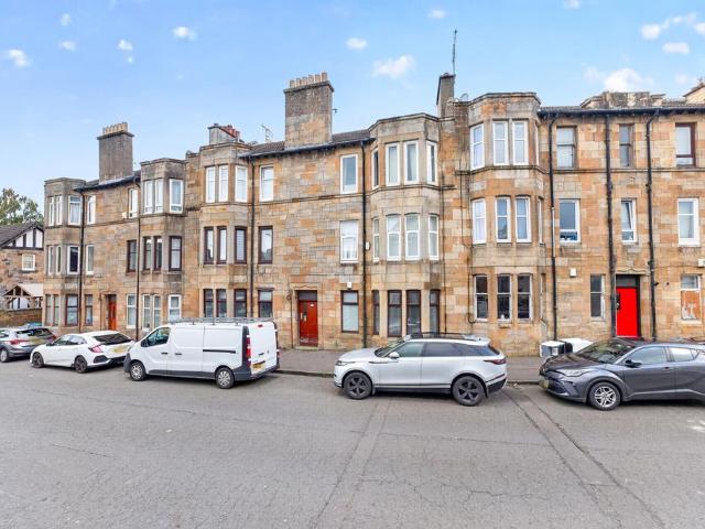 Flat for sale in Woodlands, Thornliebank