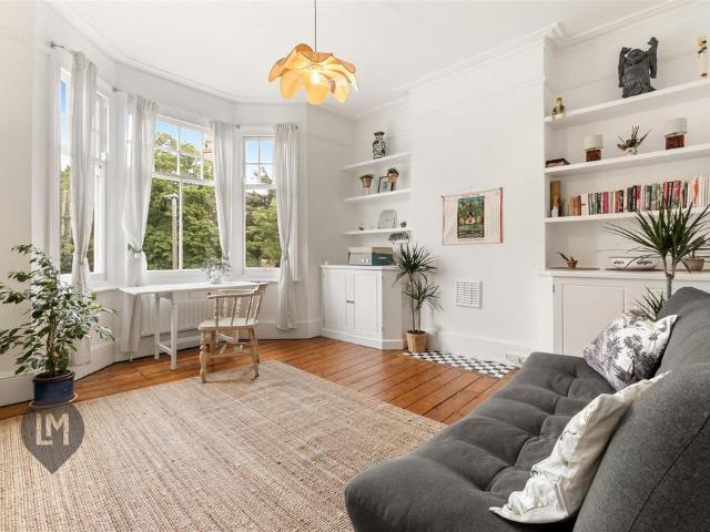 Flat for sale in Wandsworth, Greater London