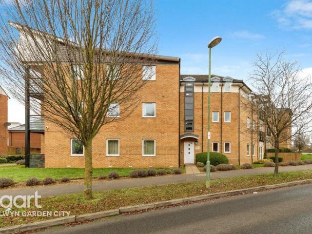 Flat for sale in Stanborough, Fretherne