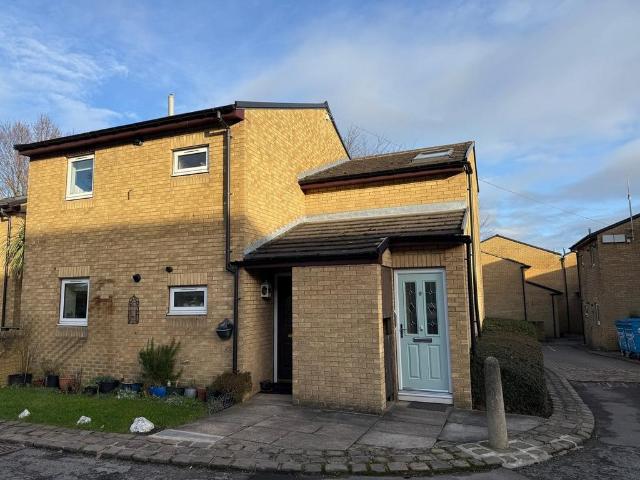 Flat for sale in Cottingley, West Yorkshire