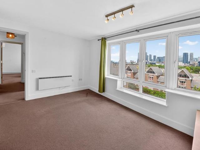 Flat for sale in Isle Of Dogs, Isle Of Man