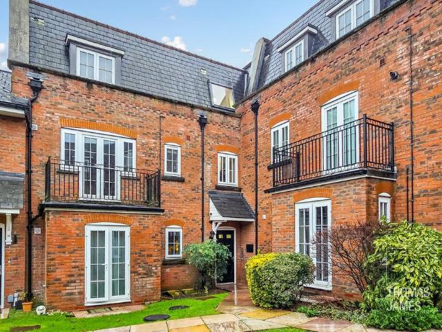 Flat for sale in Hatfield, Fretherne