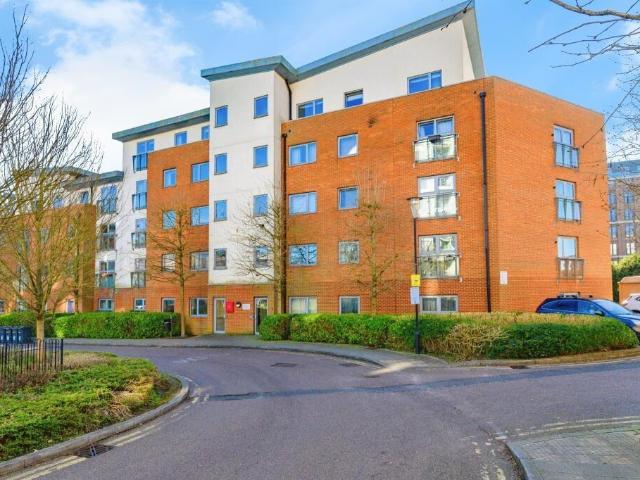Flat for sale in St Albans, Five Acres