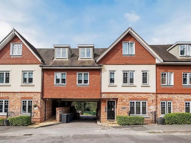 Flat for sale in Camelsdale, Waverley