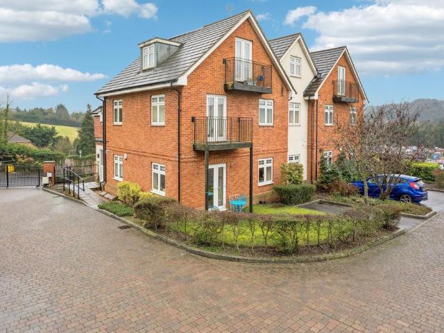 Flat for sale in Chepping Wycombe, Loudwater