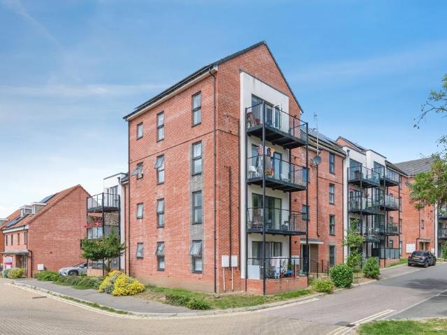 Flat for sale in Badgers Dene, Grays