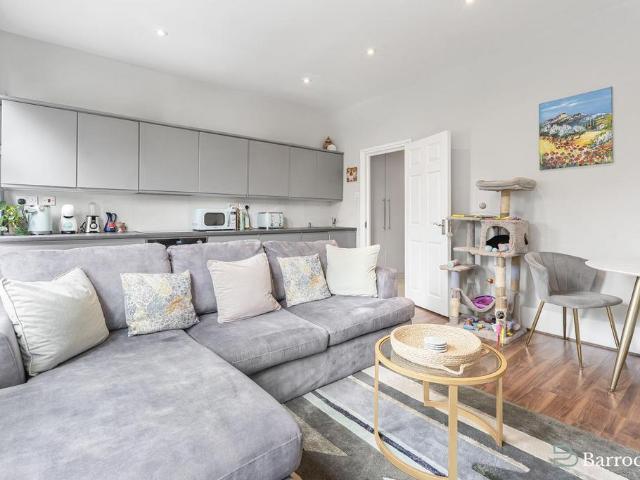 Flat for sale in Palmers Green, Greater London