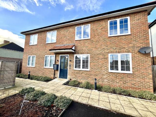 Flat for sale in Chessington, Greater London