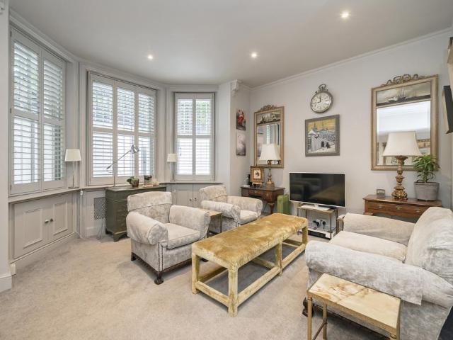 Flat for sale in South Kensington, Greater London
