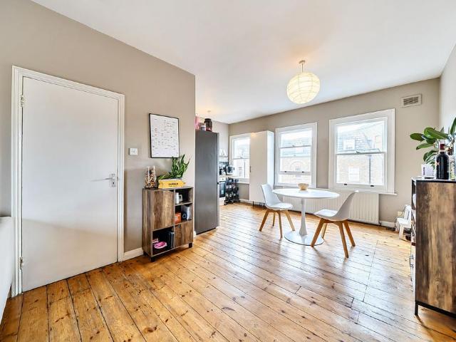 Flat for sale in London Borough of Lambeth, Greater London