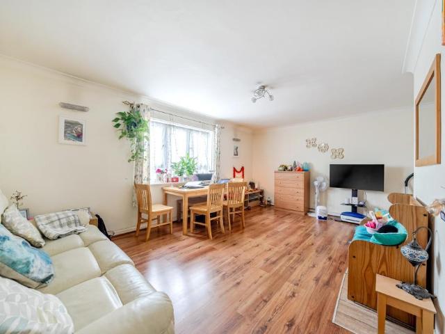 Flat for sale in Lampton, Greater London