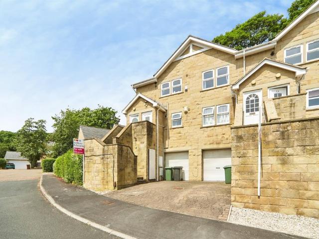 Flat for sale in Farsley, West Yorkshire