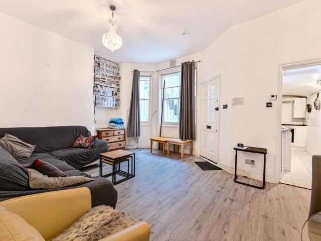 Flat for sale in West Kensington, Greater London
