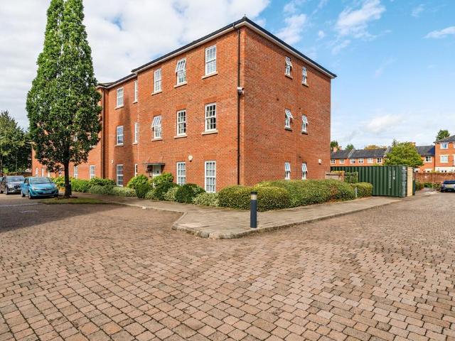 Flat for sale in Knowle, Winchester