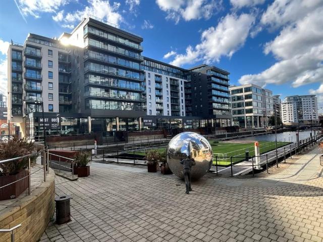 Flat for sale in Richmond Hill, West Yorkshire