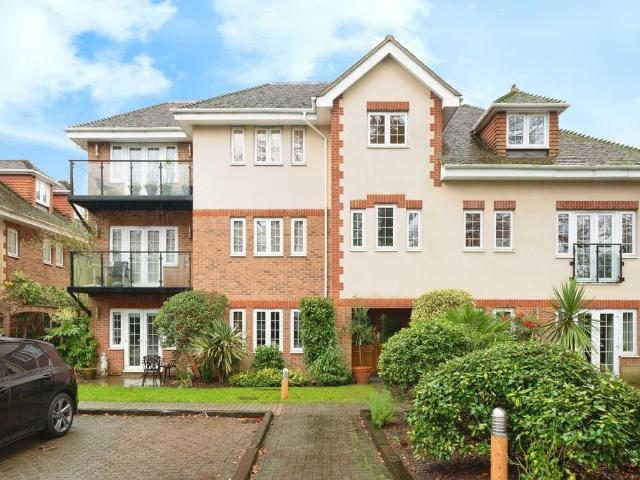 Flat for sale in Sheerwater, Woking