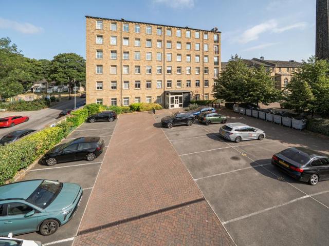 Flat for sale in Dewsbury, West Yorkshire