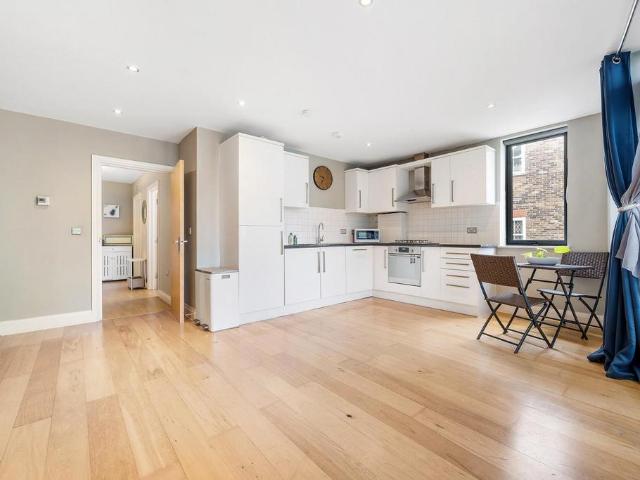 Flat for sale in Stockwell, Greater London