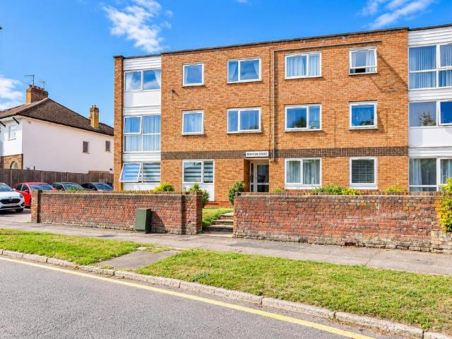 Flat for sale in Cheshunt, Broxbourne