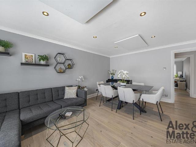 Flat for sale in Rotherhithe, Greater London