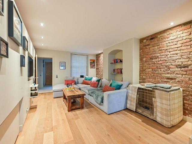 Flat for sale in Islington, Canonbury