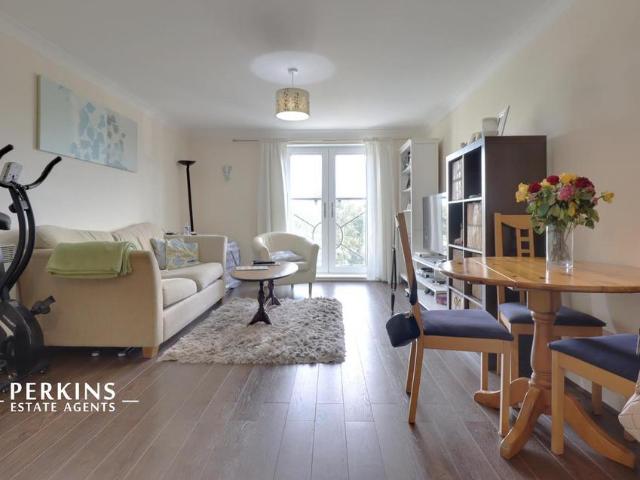 Flat for sale in London Borough of Ealing, Greenford