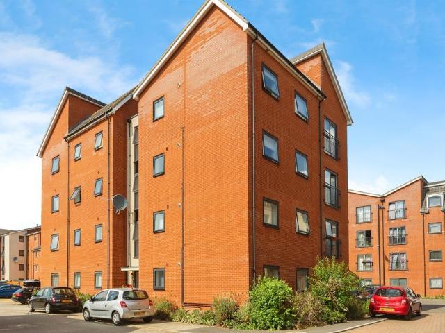 Flat for sale in Quarrendon, Aylesbury