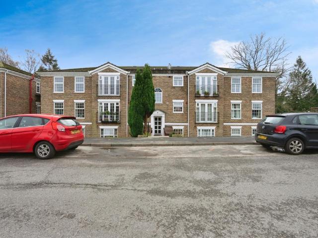 Flat for sale in Littlecote, West Sussex