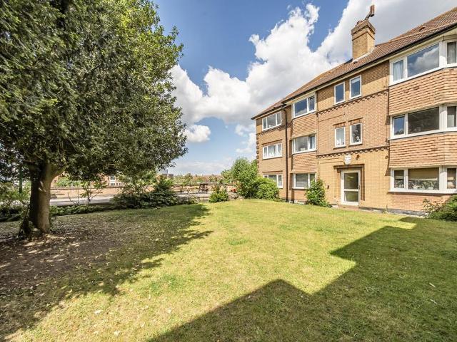 Flat for sale in Surbiton, Greater London