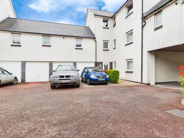 Flat for sale in Nangreaves, Wales