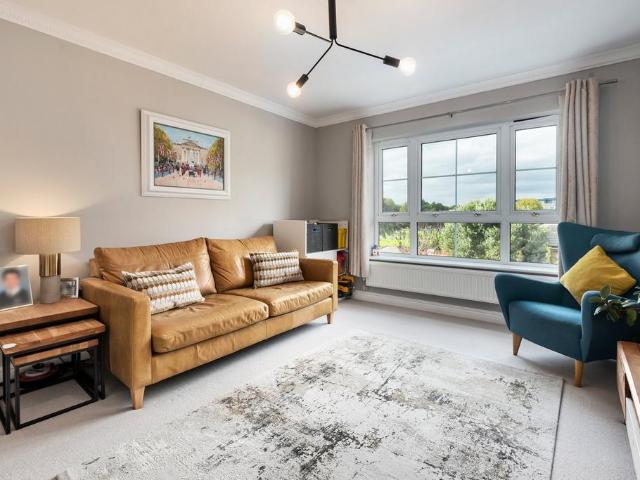 Flat for sale in London Borough of Hounslow, Greater London
