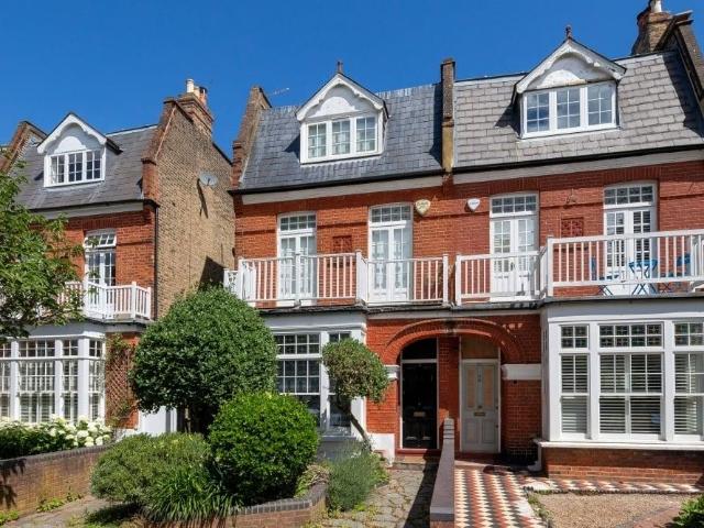 Flat for sale in Kew, Greater London