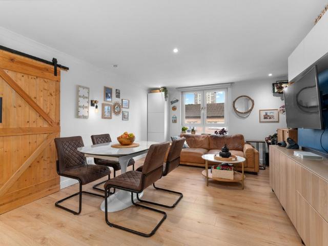 Flat for sale in Pilton, Scotland