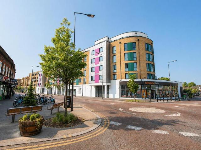 Flat for sale in Hackbridge, Greater London