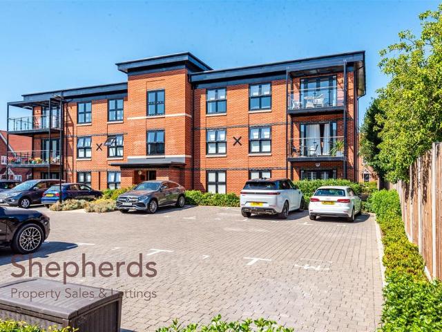 Flat for sale in Broxbourne, Hertfordshire
