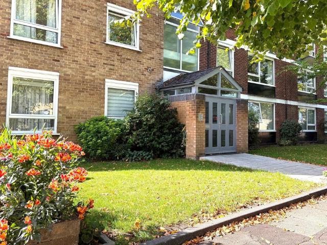 Flat for sale in Kew, Greater London