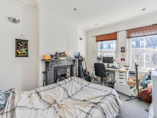 Flat for sale in Vauxhall, Greater London