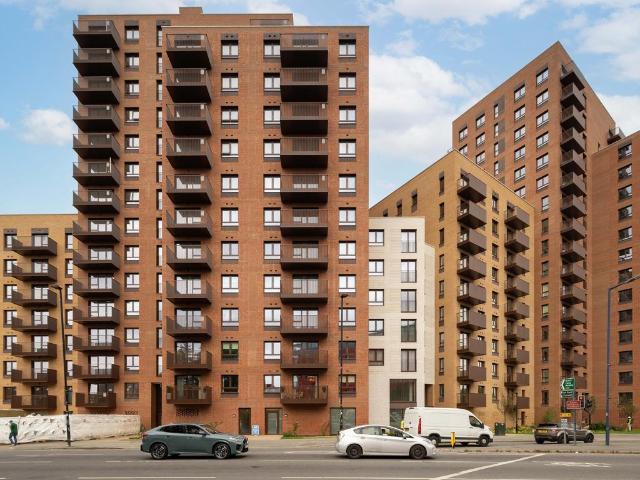 Flat for sale in London Borough of Ealing, Park Royal