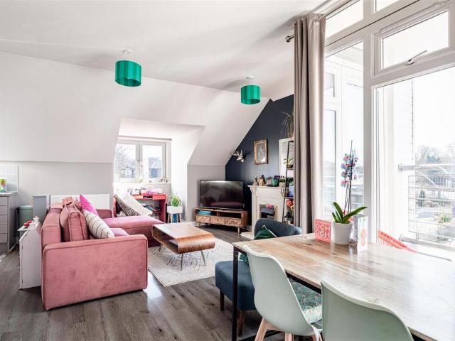 Flat for sale in Lucastes, Perryfields