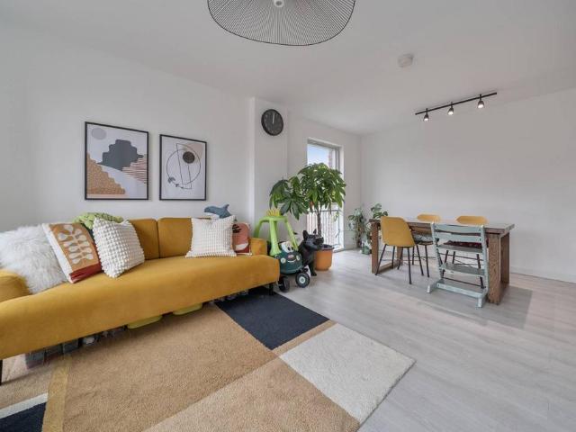Flat for sale in Harrow Weald, Greater London