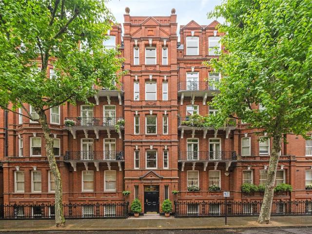 Flat for sale in Earl's Court, Greater London