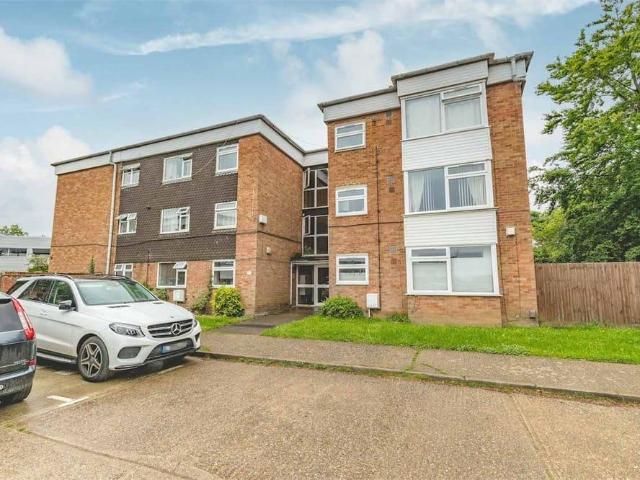 Flat for sale in Burnham, Swallow