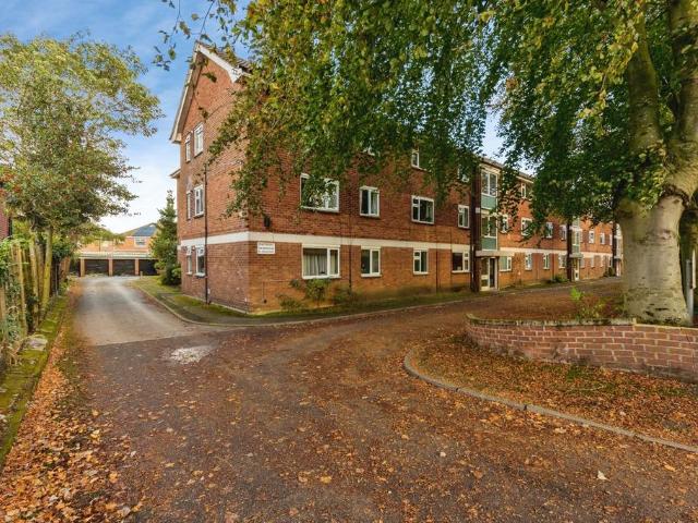Flat for sale in Sale, Trafford