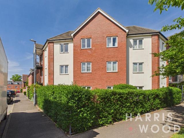 Flat for sale in Chipping Hill, Essex