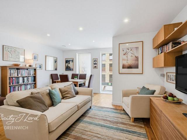 Flat for sale in Greenwich Town Centre, Greater London