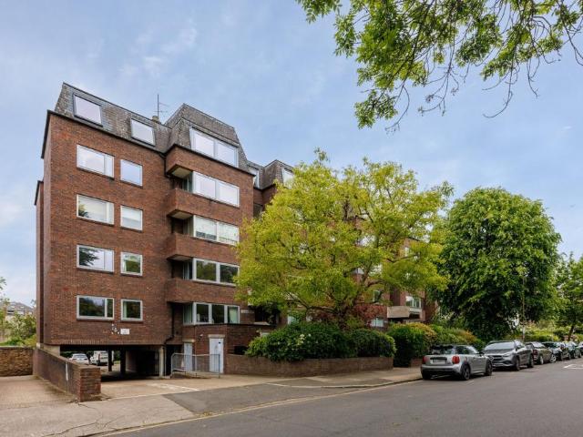 Flat for sale in Putney, Greater London