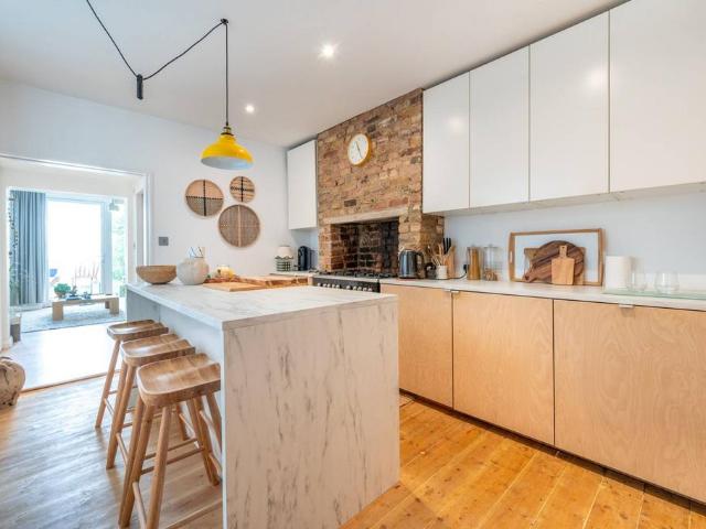Flat for sale in Upton Park, Greater London