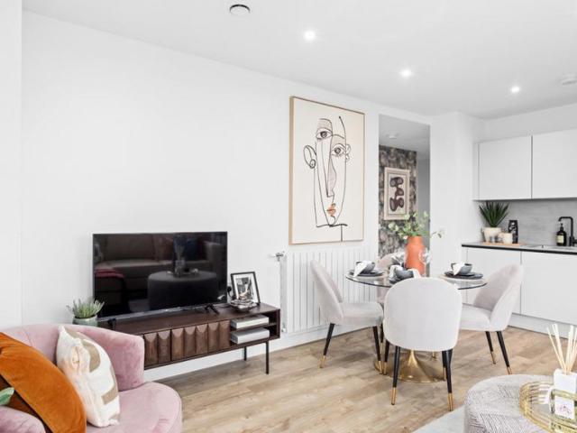 Flat for sale in SE3, London